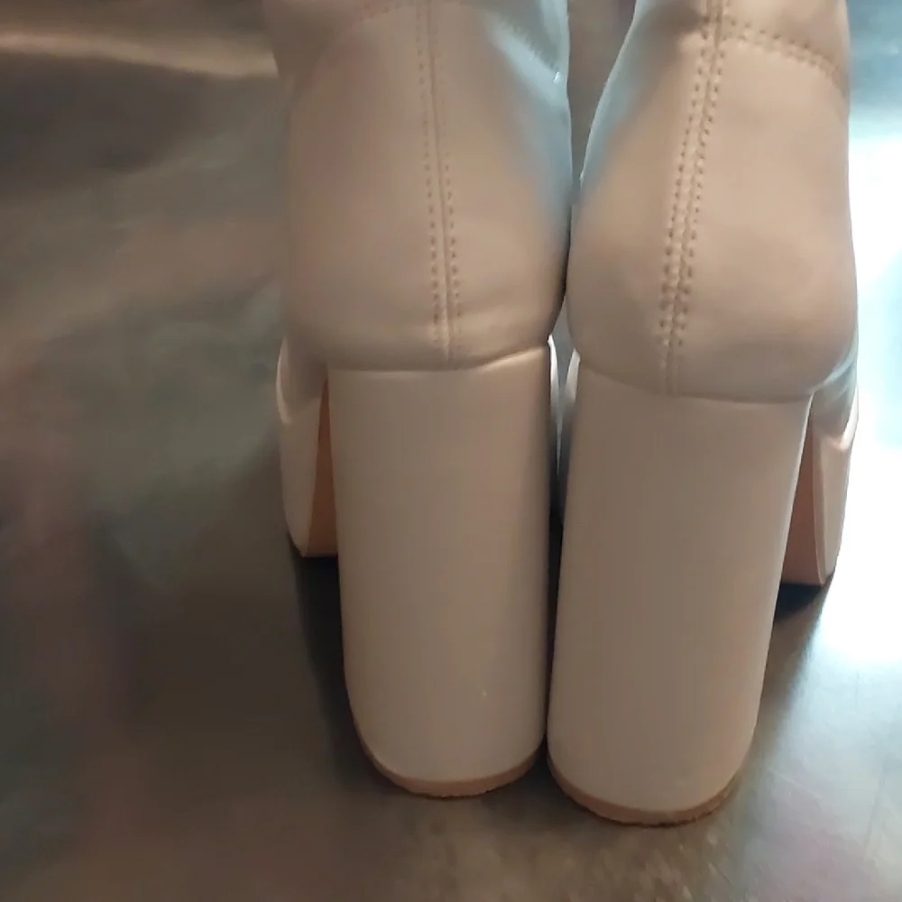 Chic White Platform Heeled Boots - Picture 3 of 16